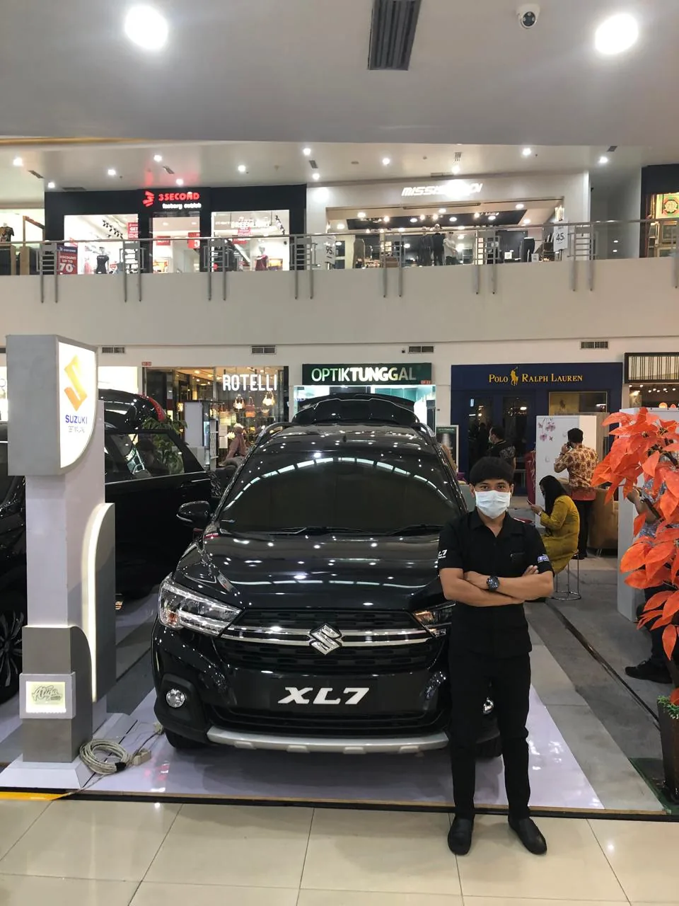 Foto asli Lana Suzuki bersama Suzuki XL7 di pameran